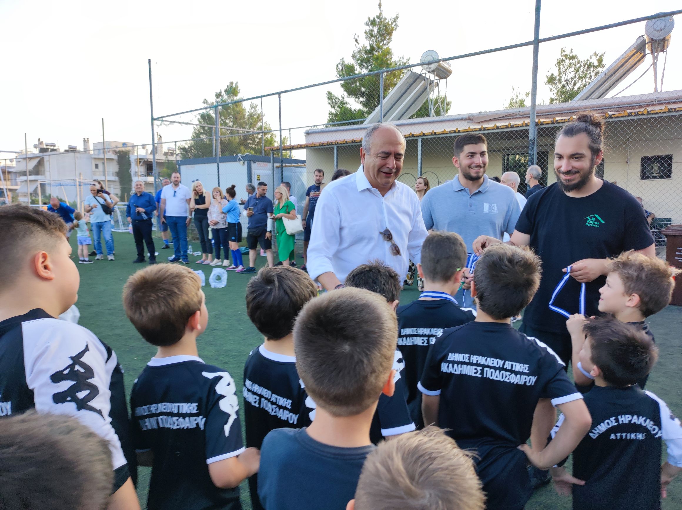 Μπαμπάδες και παιδιά έπαιξαν ποδόσφαιρο στη λήξη της αγωνιστικής χρονιάς των Ακαδημιών του Δήμου Ηρακλείου Αττικής