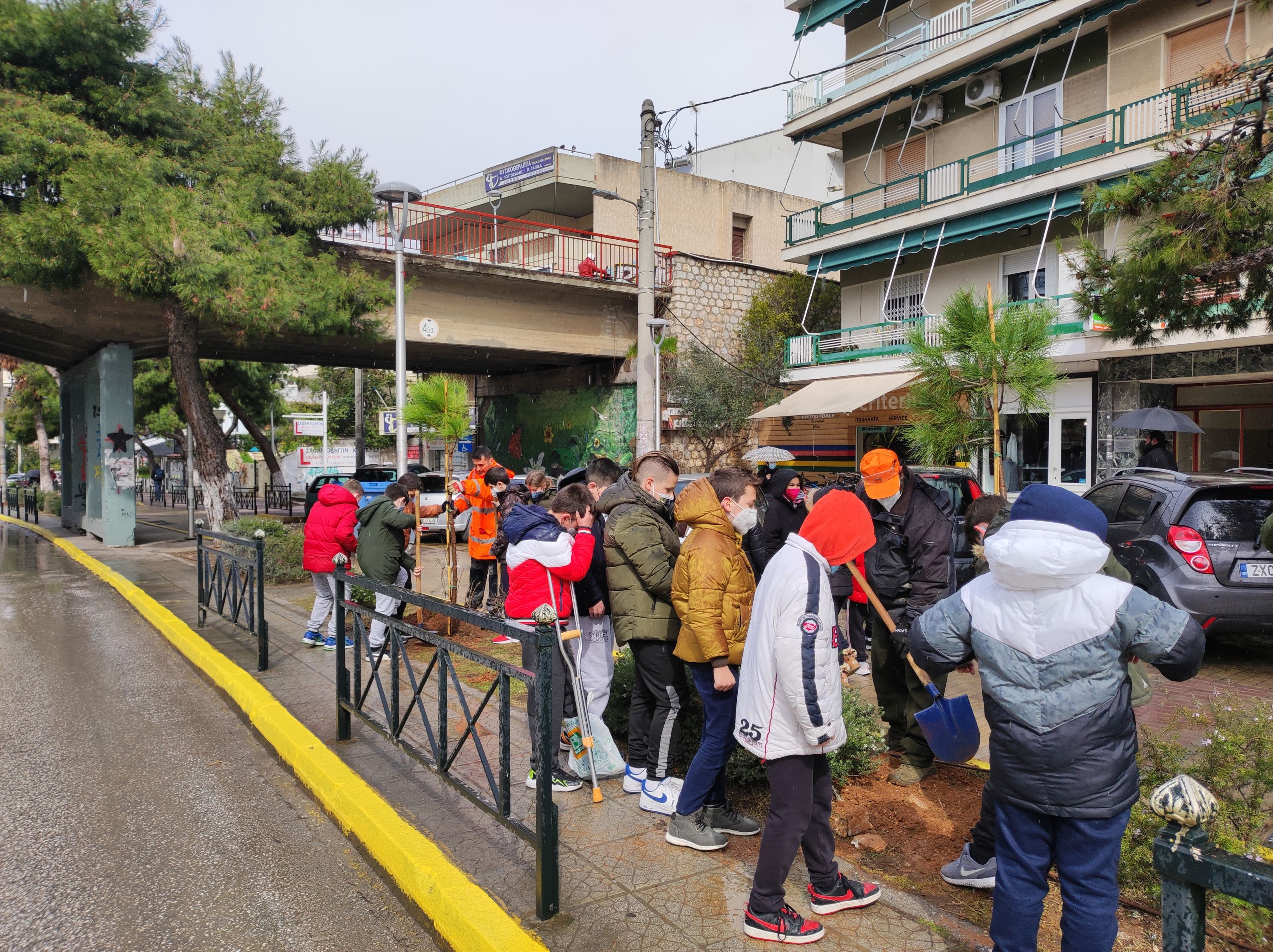 Δήμος και παιδιά από το 1ο Δημοτικό φύτευσαν τη νησίδα της οδού Μελίνας Μερκούρη