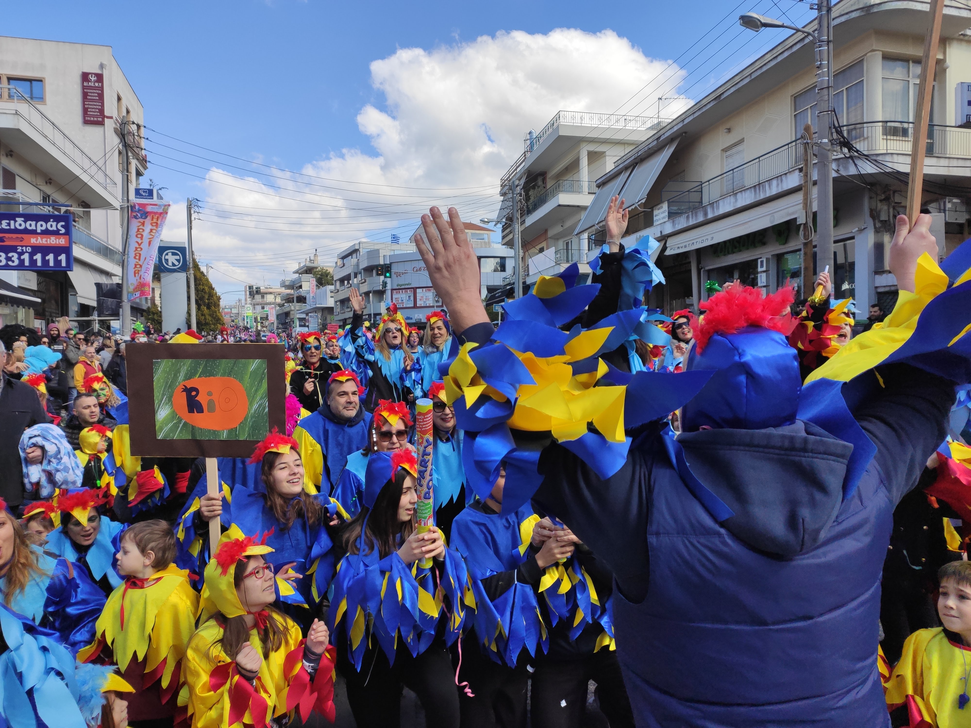 Ο Δήμος Ηρακλείου Αττικής πλημμύρισε χαρά και αποκριάτικο κέφι: χιλιάδες κόσμου στο 3ο Ηρακλειώτικο Καρναβάλι