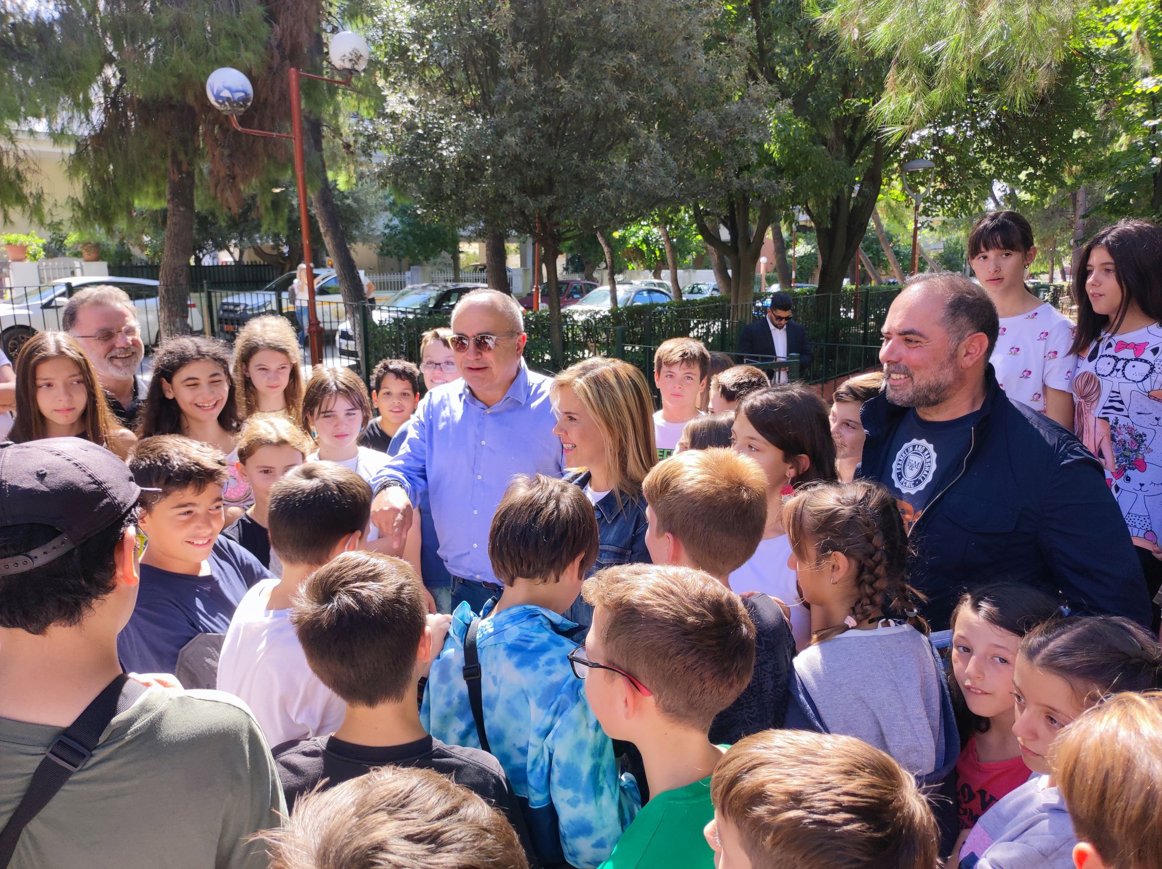 Τα παιδιά του 9ου και 10ου Δημοτικού Πήγαν… Γειτονιά: μαζί με τις υπηρεσίες του Δήμου Ηρακλείου Αττικής περιποιήθηκαν το πάρκο της πλατείας Μακεδονίας