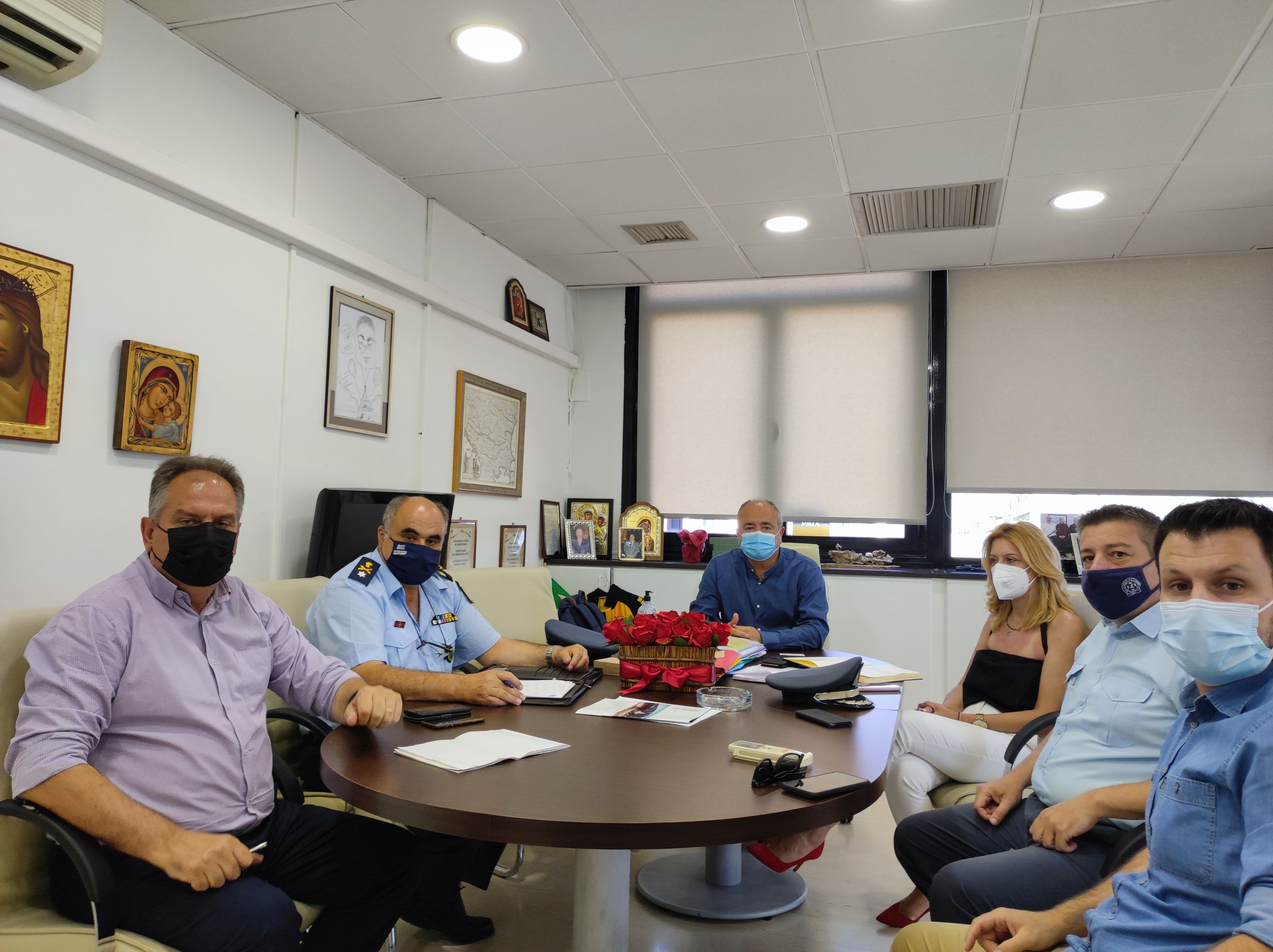 Επιπλέον φύλαξη γύρω από τα σχολικά κτίρια το βράδυ συμφώνησαν Νίκος Μπάμπαλος και διοικητές της τοπικής Αστυνομίας