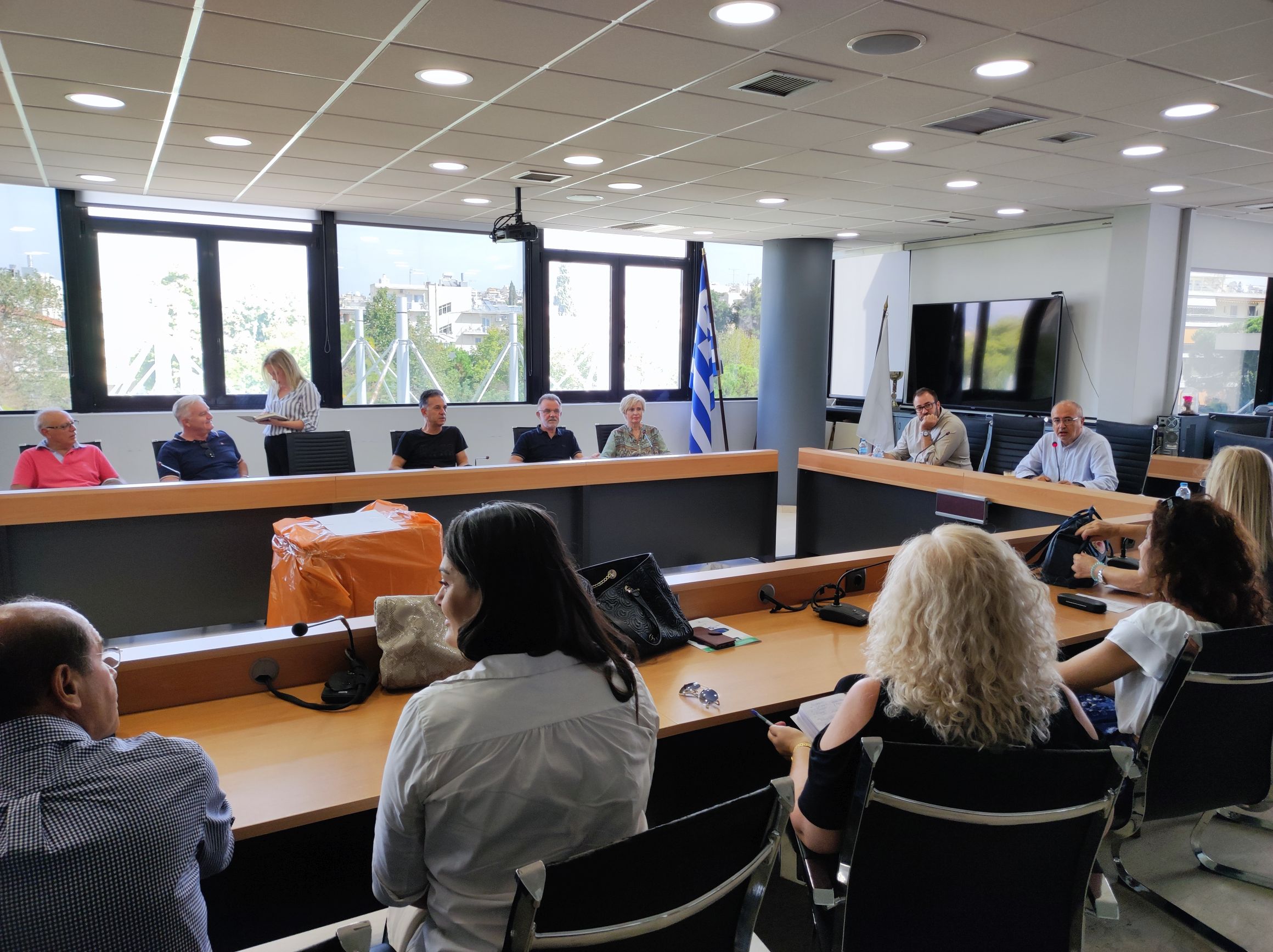 Διεκδικήσεις νέων ενεργειακών αναβαθμίσεων και ανέγερση νέων αιθουσών στα νηπιαγωγεία συζήτησαν δήμαρχος Ηρακλείου Αττικής και διευθυντές σχολείων