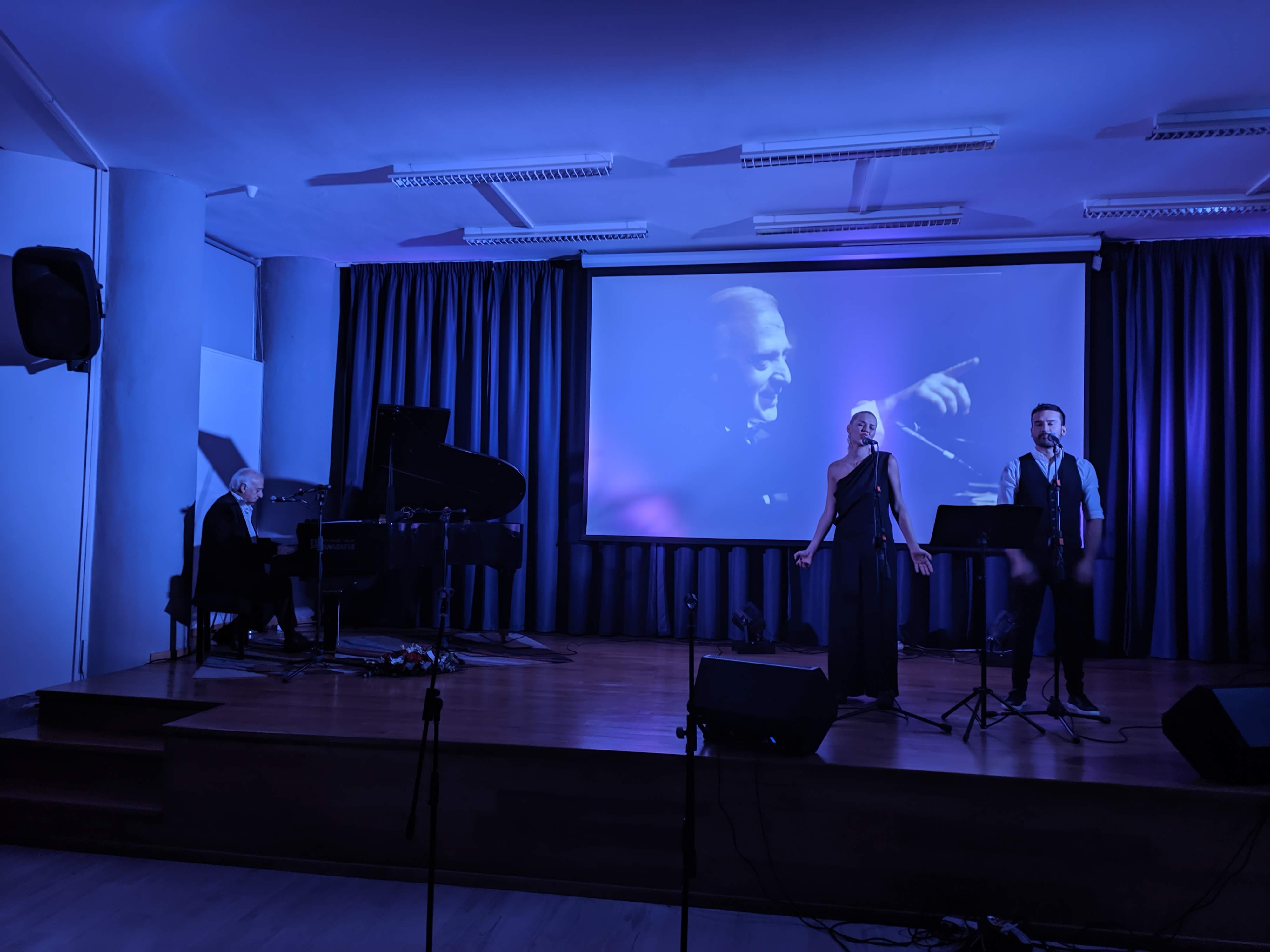 Ο Γιώργος Χατζηνάσιος μάγεψε τους Ηρακλειώτες στην πρώτη του συναυλία στην πόλη – Κατάμεστο το Πολύκεντρο του Δήμου Ηρακλείου Αττικής