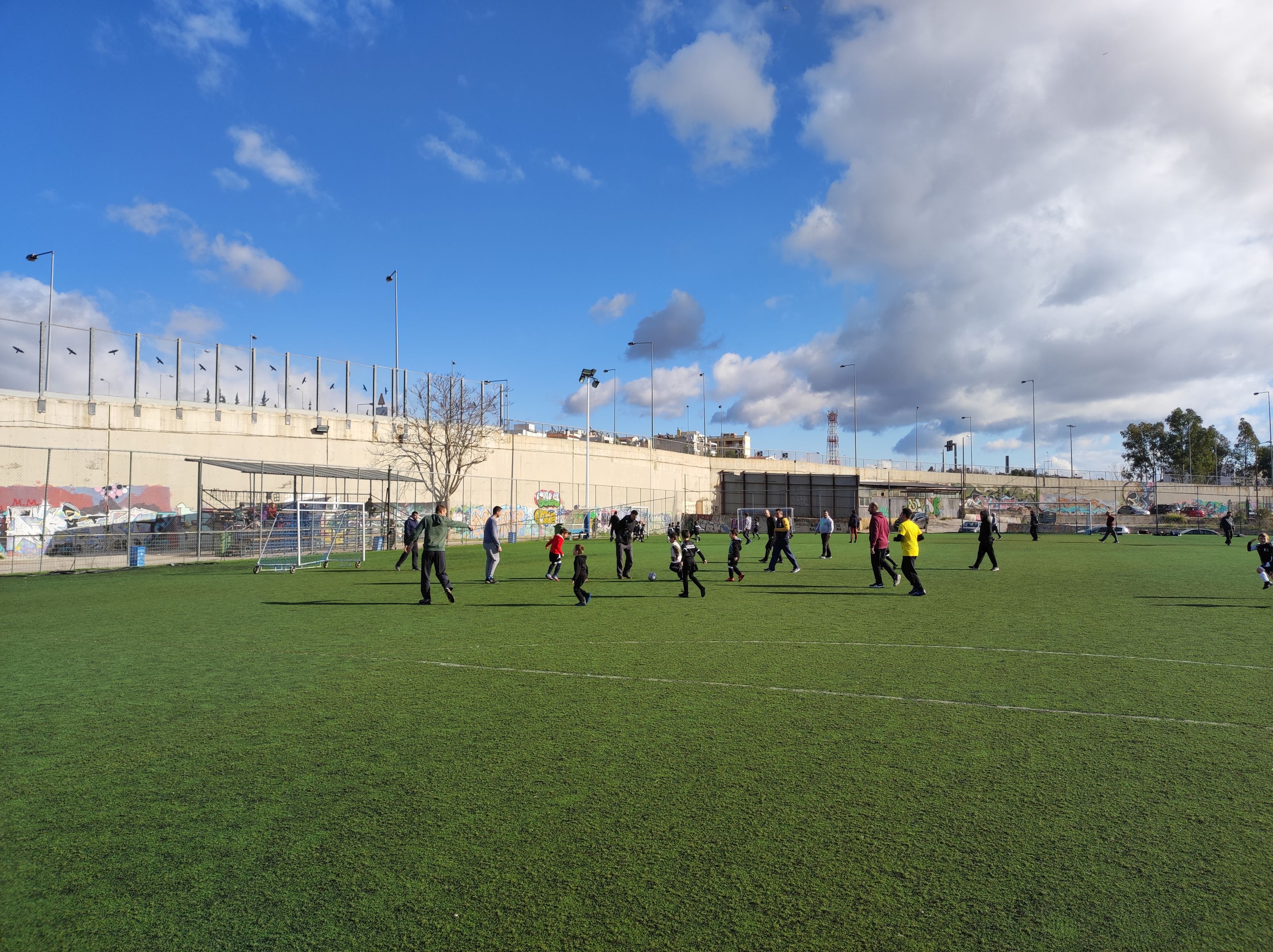 Μπαμπάδες και παιδιά έπαιξαν ποδόσφαιρο στο Χριστουγεννιάτικο τουρνουά των Ακαδημιών του Δήμου Ηρακλείου Αττικής