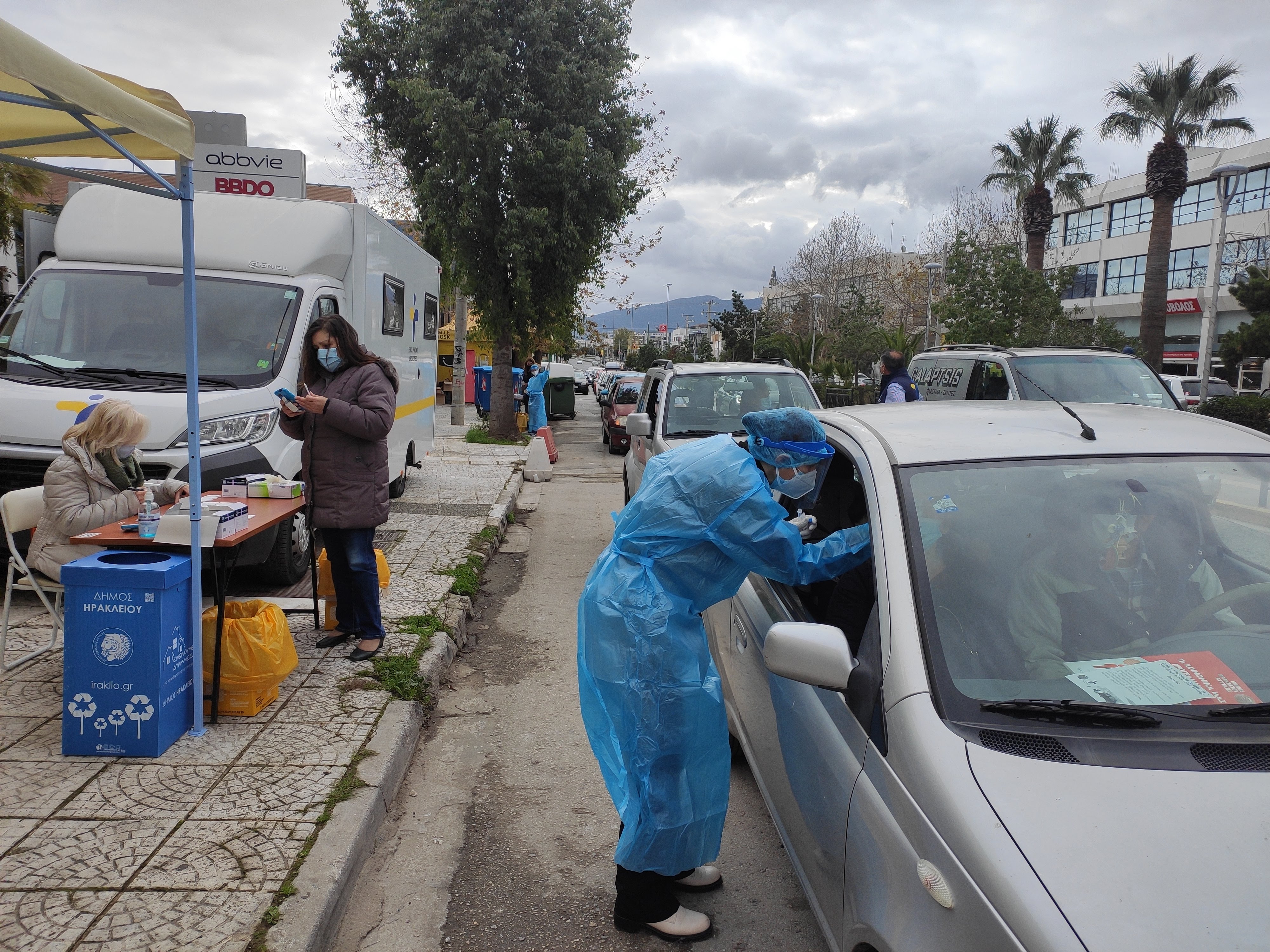 Όρθιο απέναντι στην πανδημία το Ηράκλειο: μόλις 4 θετικά σε σύνολο των 584 δειγμάτων στα drive through tests του Δήμου και του ΕΟΔΥ