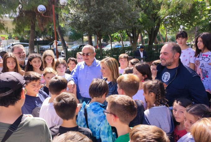 Τα παιδιά του 9ου και 10ου Δημοτικού Πήγαν… Γειτονιά: μαζί με τις υπηρεσίες του Δήμου Ηρακλείου Αττικής περιποιήθηκαν το πάρκο της πλατείας Μακεδονίας